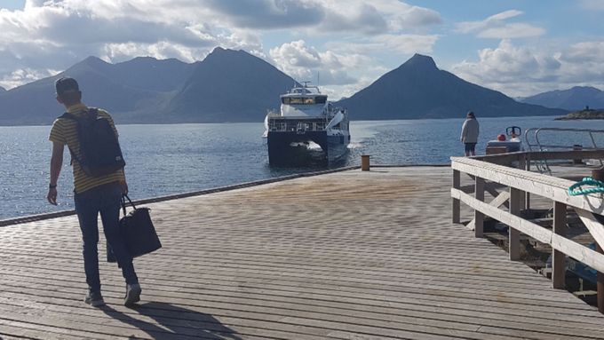 Hurtigbåten anløper Bolga hver dag kl 0900 (Søndag kl 1620) på tur til Bodø